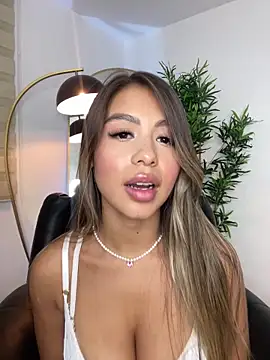  laura 02 online show from 03/05/25, 10:10