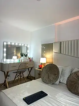  laura 02 online show from 11/01/25, 08:22