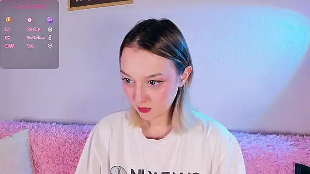 Snapshot of CrystalRey chatting on 11/04/25, 08:24 CrystalRey online show from 11/04/25, 08:24