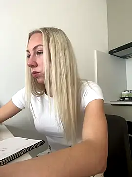 LuisaBecker online show from 12/05/24, 10:23