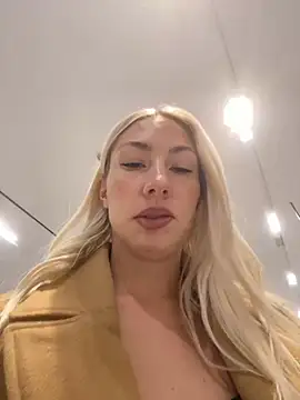 LuisaBecker online show from 12/08/24, 01:58