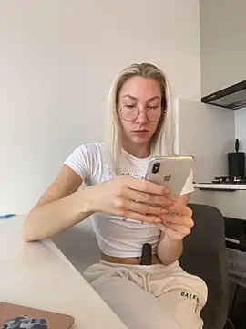 LuisaBecker online show from 12/12/24, 11:40