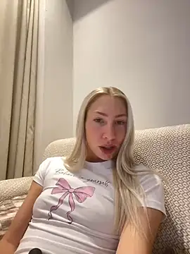 LuisaBecker online show from 12/12/24, 02:44