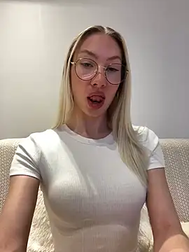 LuisaBecker online show from 02/26/25, 06:43