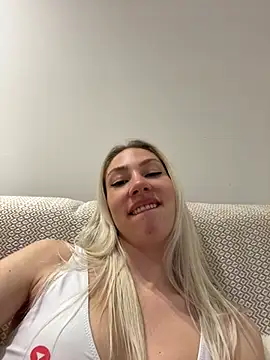 LuisaBecker online show from 02/28/25, 09:12