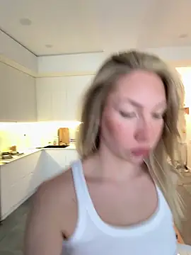 LuisaBecker online show from 04/15/26, 03:57