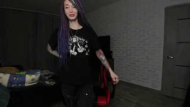 Snapshot of Roxy_Silver chatting on 12/17/24, 11:16 Roxy Silver online show from 12/17/24, 11:16