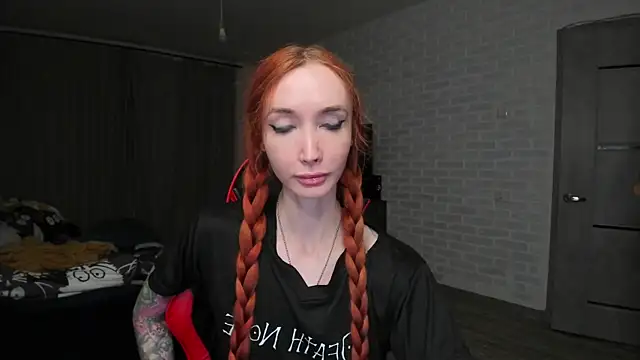 Snapshot of Roxy_Silver chatting on 10/14/25, 04:19 Roxy Silver online show from 10/14/25, 04:19