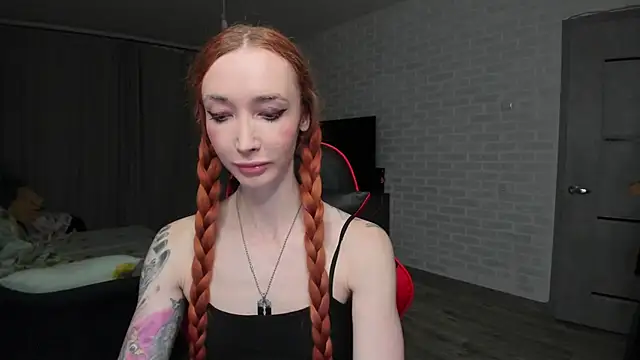 Snapshot of Roxy_Silver chatting on 10/27/25, 07:07 Roxy Silver online show from 10/27/25, 07:07