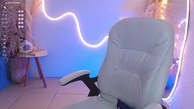 ViolettaHotLatin  online show from 11/26/25, 12:39