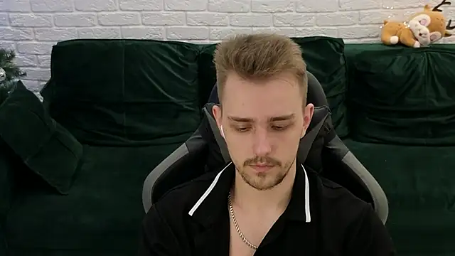 Snapshot of Larstar01 chatting on 12/04/24, 01:14 Larstar01 online show from 12/04/24, 01:14