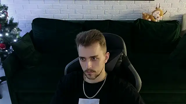 Snapshot of Larstar01 chatting on 12/11/24, 01:58 Larstar01 online show from 12/11/24, 01:58