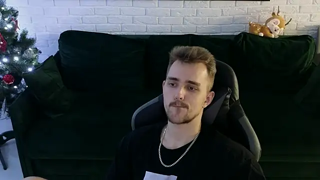 Snapshot of Larstar01 chatting on 12/11/24, 05:00 Larstar01 online show from 12/11/24, 05:00