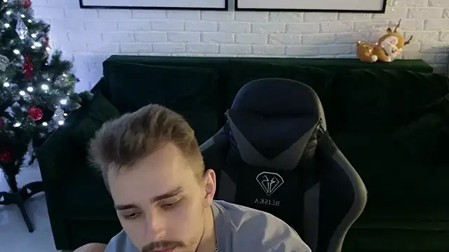 Snapshot of Larstar01 chatting on 12/12/24, 05:31 Larstar01 online show from 12/12/24, 05:31