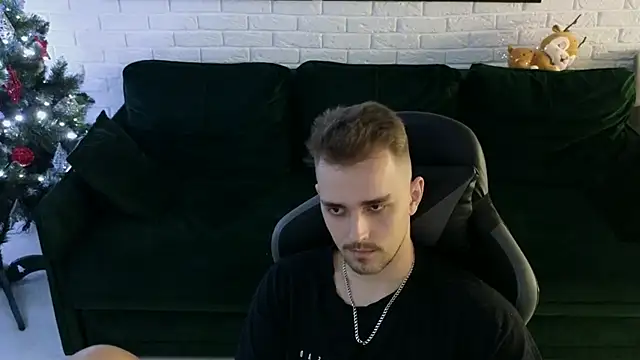 Snapshot of Larstar01 chatting on 12/15/24, 05:02 Larstar01 online show from 12/15/24, 05:02