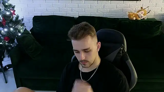 Snapshot of Larstar01 chatting on 12/19/24, 05:40 Larstar01 online show from 12/19/24, 05:40