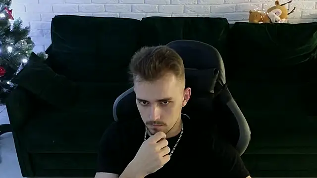 Snapshot of Larstar01 chatting on 12/21/24, 01:26 Larstar01 online show from 12/21/24, 01:26