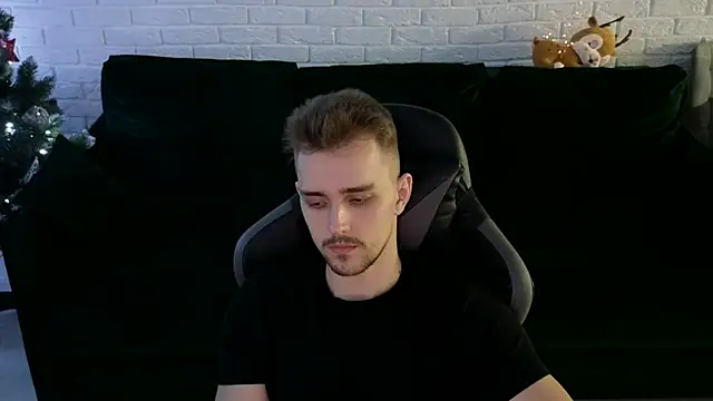 Snapshot of Larstar01 chatting on 12/21/24, 04:30 Larstar01 online show from 12/21/24, 04:30