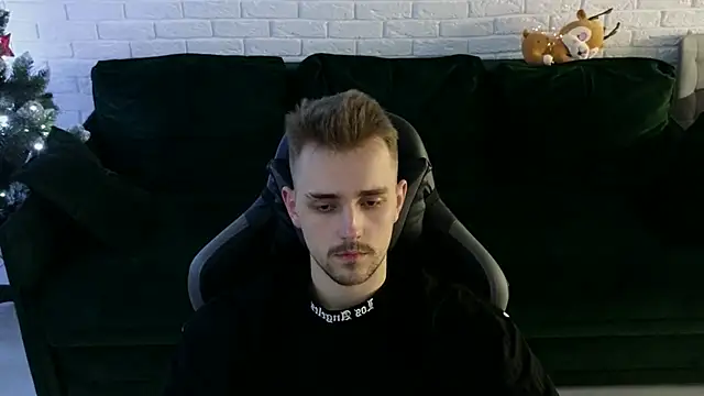 Snapshot of Larstar01 chatting on 12/22/24, 01:55 Larstar01 online show from 12/22/24, 01:55