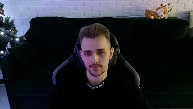 Snapshot of Larstar01 chatting on 12/23/24, 02:24 Larstar01 online show from 12/23/24, 02:24