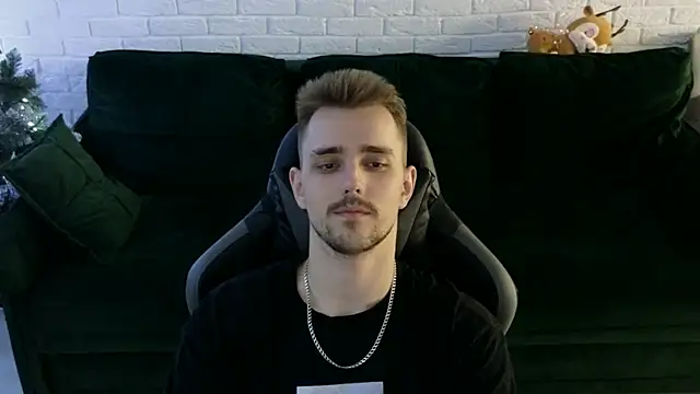 Snapshot of Larstar01 chatting on 12/25/24, 12:59 Larstar01 online show from 12/25/24, 12:59