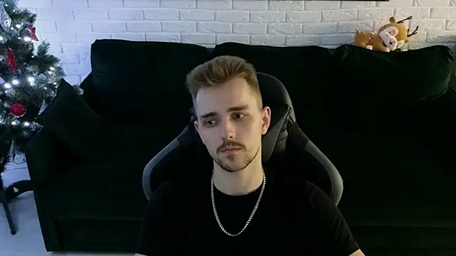 Snapshot of Larstar01 chatting on 12/27/24, 01:43 Larstar01 online show from 12/27/24, 01:43