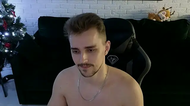 Snapshot of Larstar01 chatting on 12/27/24, 04:47 Larstar01 online show from 12/27/24, 04:47