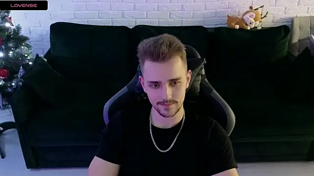 Snapshot of Larstar01 chatting on 12/28/24, 02:43 Larstar01 online show from 12/28/24, 02:43