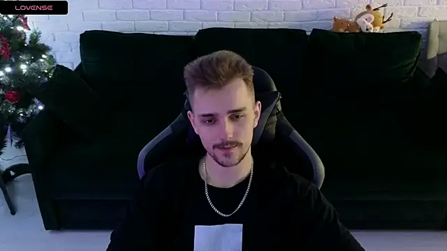 Snapshot of Larstar01 chatting on 12/29/24, 01:45 Larstar01 online show from 12/29/24, 01:45