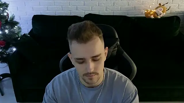 Snapshot of Larstar01 chatting on 12/31/24, 05:07 Larstar01 online show from 12/31/24, 05:07