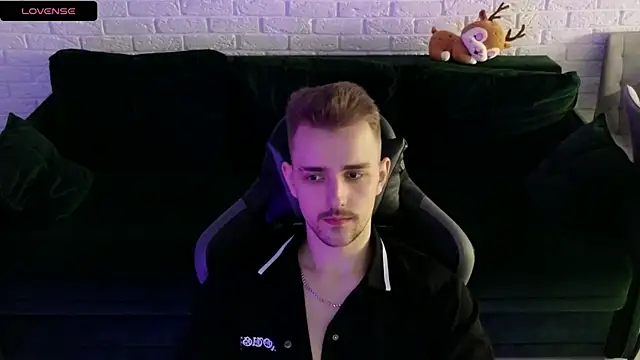 Snapshot of Larstar01 chatting on 01/08/25, 04:23 Larstar01 online show from 01/08/25, 04:23