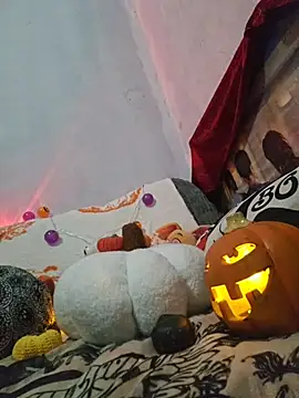 Snapshot of oxitocindi chatting on 10/29/25, 11:39 oxitocindi online show from 10/29/25, 11:39