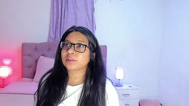Snapshot of Latinabombsheell chatting on 09/17/25, 04:47 Latinabombsheell online show from 09/17/25, 04:47