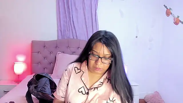 Snapshot of Latinabombsheell chatting on 10/16/25, 03:29 Latinabombsheell online show from 10/16/25, 03:29