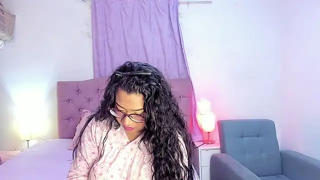 Snapshot of Latinabombsheell chatting on 04/28/26, 04:06 Latinabombsheell online show from 04/28/26, 04:06