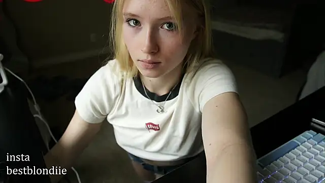 Snapshot of bestblonde chatting on 03/15/25, 05:26 bestblonde online show from 03/15/25, 05:26