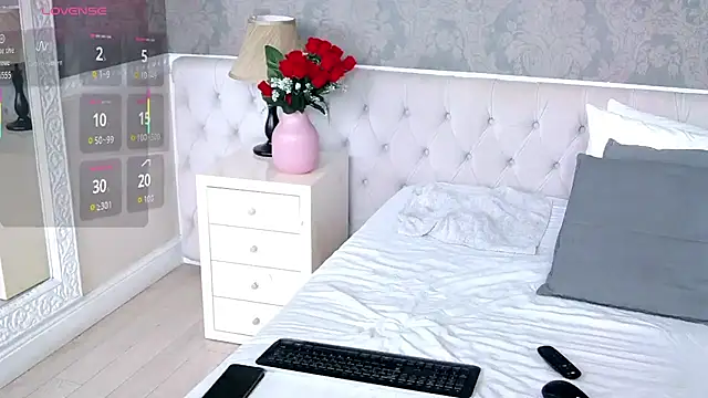 ElenaJuarez online show from 04/16/26, 10:45