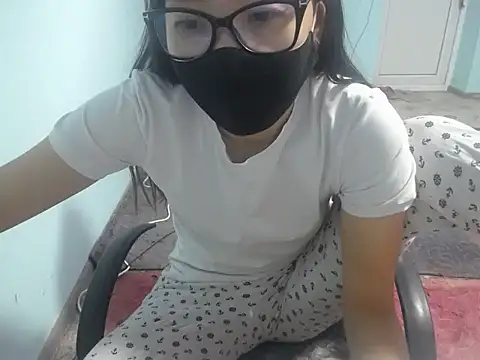 Snapshot of elllaaxx chatting on 06/30/26, 04:02 elllaaxx online show from 06/30/26, 04:02