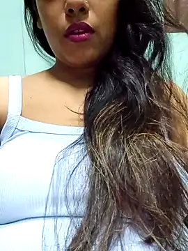 Snapshot of sexyindi_couple chatting on 05/05/26, 12:57 sexyindi couple online show from 05/05/26, 12:57