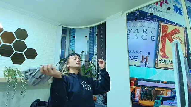 Snapshot of Naughty_Kittenm chatting on 03/05/25, 10:22 Naughty Kittenm online show from 03/05/25, 10:22