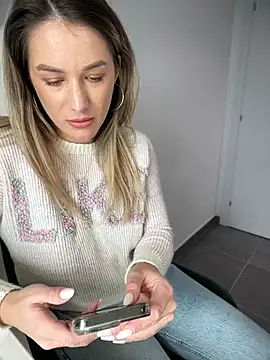 Snapshot of HotXMom chatting on 01/06/25, 10:35 HotXMom online show from 01/06/25, 10:35