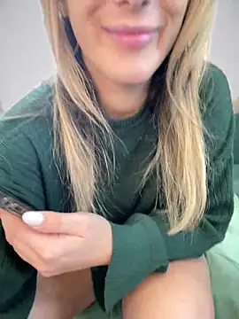 Snapshot of HotXMom chatting on 01/08/25, 10:15 HotXMom online show from 01/08/25, 10:15