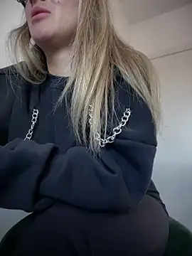 Snapshot of HotXMom chatting on 01/15/25, 07:37 HotXMom online show from 01/15/25, 07:37