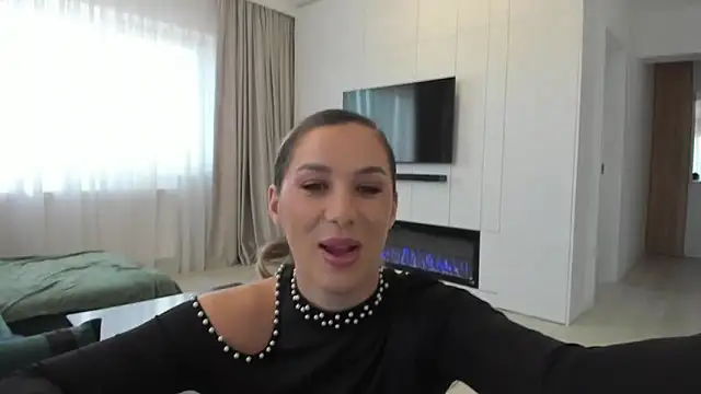 Snapshot of HotXMom chatting on 01/18/25, 07:49 HotXMom online show from 01/18/25, 07:49