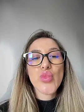 Snapshot of HotXMom chatting on 01/28/25, 04:18 HotXMom online show from 01/28/25, 04:18