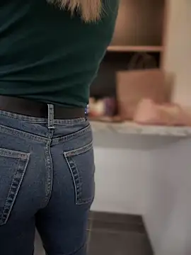 Snapshot of HotXMom chatting on 01/31/25, 04:36 HotXMom online show from 01/31/25, 04:36