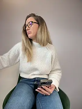 Snapshot of HotXMom chatting on 02/04/25, 07:40 HotXMom online show from 02/04/25, 07:40