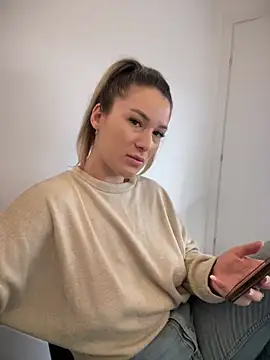 Snapshot of HotXMom chatting on 02/21/25, 04:51 HotXMom online show from 02/21/25, 04:51