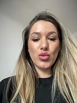 Snapshot of HotXMom chatting on 02/25/25, 04:46 HotXMom online show from 02/25/25, 04:46