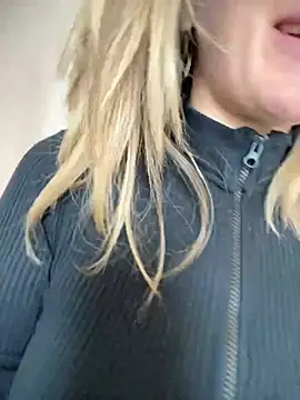 Snapshot of HotXMom chatting on 03/04/25, 07:41 HotXMom online show from 03/04/25, 07:41